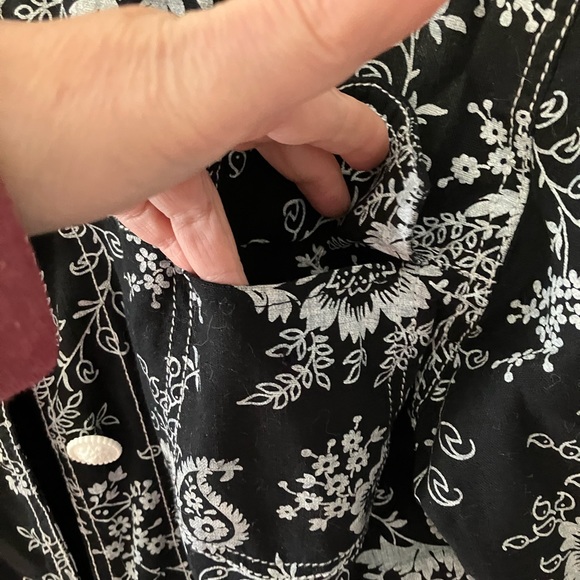 EUC ARIELLE TYLER SHORT JACKET FLOWER BUTTONS 2 FRONT POCKETS - Picture 8 of 8